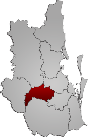 Map highlighting Ipswich in red on a simplified black and white map of Australia